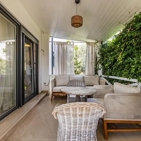 Patio & Free Parking By Pikhost Vakantiehuis