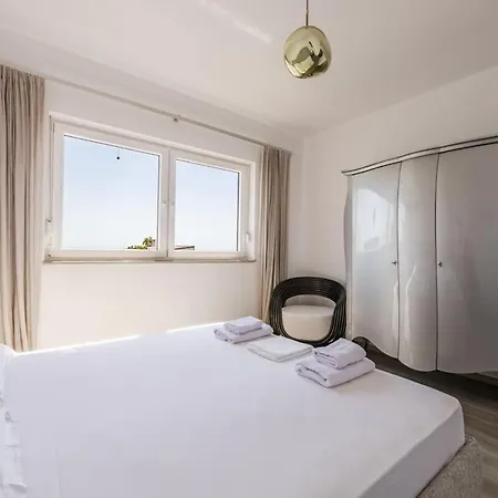 Vakantiehuis Patio & Free Parking By Pikhost