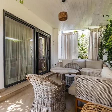 Patio & Free Parking By Pikhost *