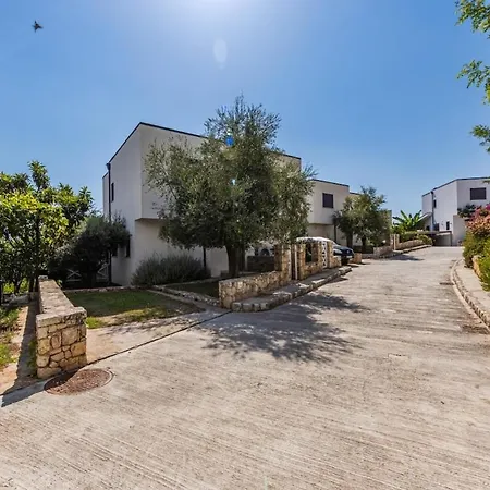 Patio & Free Parking By Pikhost بيت للعطل